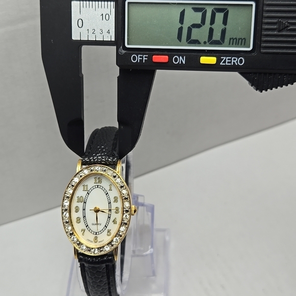 Womens AVON F66681-7/P Gold Tone Quartz Analog Watch Bezel MOP Face New Battery - Picture 5 of 11